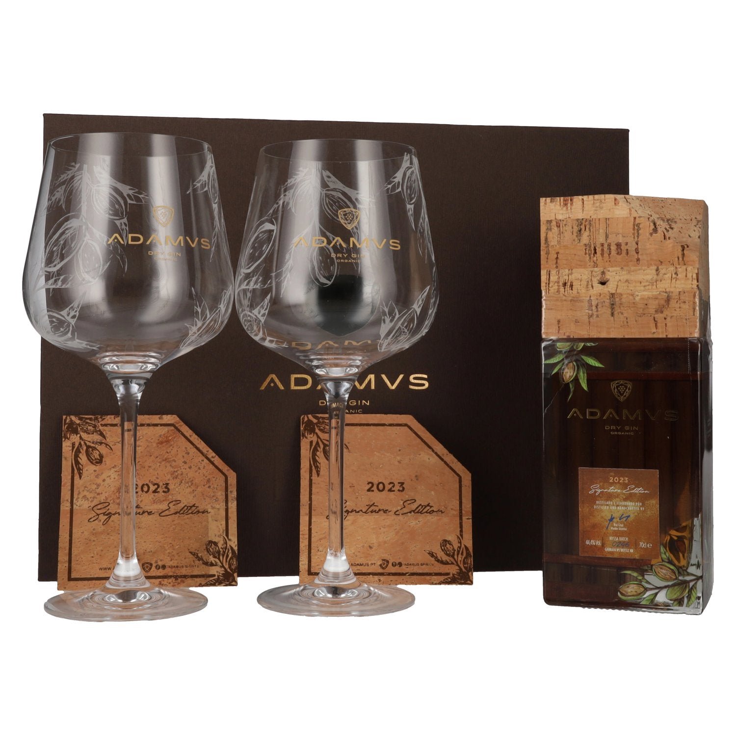 e103727bb1ac59dfd5e62b04e7b6509df644347f8d3dfcc97f30bdcfb4c4fabd.jpg Adamus Dry Gin Organic Signature Edition 2023 44,4% Vol. 0,7l in gift box with 2 glasses & cork coaster - Image 1