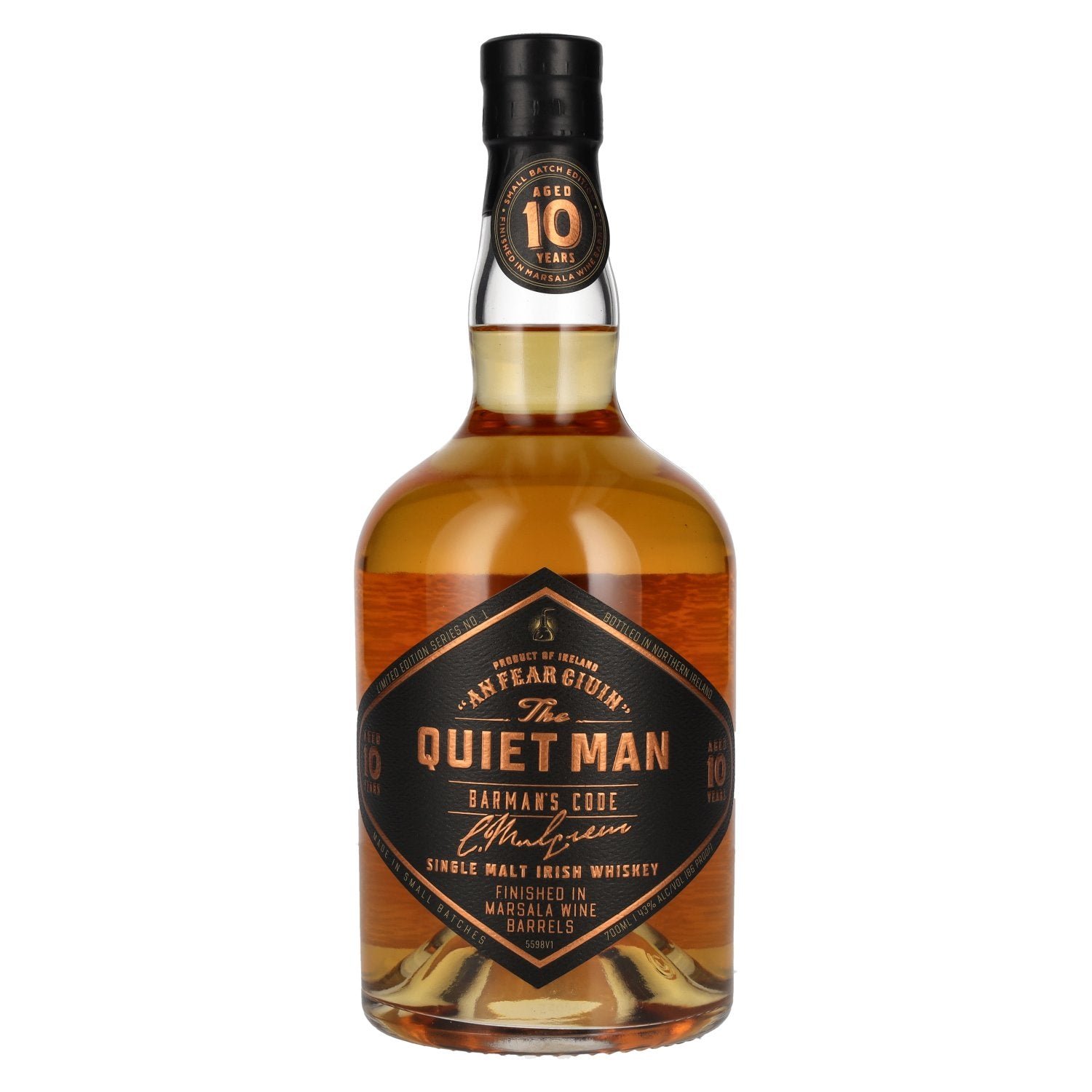 fe563198a3ce24bb0b3d31c60346fa431f9aad6d67292fb3084e37f8d2ace919.jpg The Quiet Man BARMAN'S CODE 10 Years Old MARSALA FINISHED 43% Vol. 0,7l - Image 1
